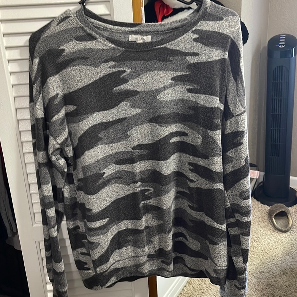 Gray camo long sleep light sweater. Breezy and cute. Maruices size small.